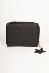 Billetera dorada con glitter, cierre perimetral con cremallera y dije de estrella. Interior con seis ranuras para tarjetas y monedero central con cremallera.