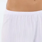 Pijama corto de dos piezas color lila, compuesto por una musculosa con estampado de Stitch y un short con diseño de rayas sutiles.
