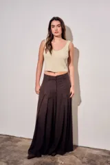 Pantalón wide leg marrón de tiro alto, confeccionado en mezcla de viscosa y lino, con pinzas delanteras y bolsillos laterales.