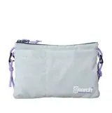 Bolso tipo bandolera Rip Curl The Search Crossbody de color celestre, con diseño ripstop, cierre superior con cremallera y correa ajustable de cordón violeta. Presenta el logo de la marca estampado en la parte inferior derecha.