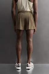 Short de running confeccionado en tejido técnico ligero y elástico con estructura. Cuenta con forro interior, cintura elástica ajustable con cordón, bolsillo trasero con cierre oculto, bolsillos laterales multifunción y aberturas laterales en las perneras.