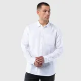 Camisa de manga larga con cuello clásico y cierre frontal de botones. Presenta un bolsillo en el pecho y puños abotonados, con un diseño de corte regular y textura natural.