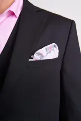 Traje de vestir negro de tres piezas, compuesto por saco, chaleco y pantalón. El saco es de corte clásico con solapa de muesca y dos botones. El chaleco es de cinco botones y el pantalón es de corte recto.