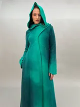 Tapado largo color verde esmeralda de lana merino, con capucha y puños calados.