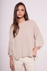 Sweater color beige de tejido de punto, con cuello redondo y mangas 3/4 con volados.