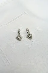 Aros de plata 925 tipo argolla con dije colgante en forma de corazón con detalles texturizados.