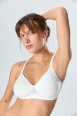 Soutien deportivo de algodón color beige, con diseño sin aro, breteles regulables y banda elástica inferior con logo de la marca.