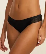 Kit de dos bombachas modelo bikini hilo, una negra y una blanca. Ambas son de microfibra y presentan detalle de encaje en los laterales.