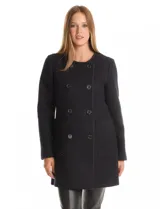 Tapado de lana negro con doble abotonadura frontal, cuello redondo y bolsillos laterales de parche. Presenta una silueta de corte tres cuartos y forro interno a tono.