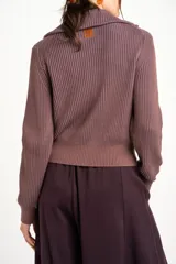 Cardigan tejido de algodón en color marrón, con cuello solapa, cierre frontal completo con cremallera y diseño de canalé ancho.