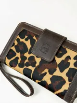 Billetera grande de cuero con estampado animal print tipo leopardo y detalles en cuero marrón. Cuenta con una correa de muñeca incorporada y cierre con solapa y broche grabado.