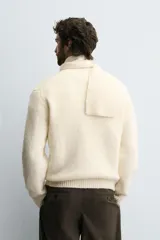 Jersey de punto con mezcla de lana, de corte relajado, cuello redondo y manga larga con acabados en rib.