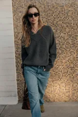 Jersey de punto de manga larga con cuello en pico y acabados en rib en puños, cuello y bajo.