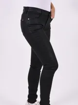 Pantalón chupín negro con acabado brillante.