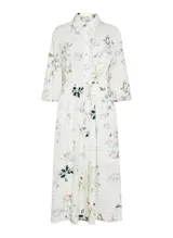 Vestido camisero midi blanco con estampado floral, cuello camisero, mangas 3/4 abullonadas, cierre frontal con botones y lazo ajustable en la cintura.