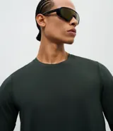 Remera deportiva de manga larga Get Over, confeccionada en tejido técnico con tecnología Dry y protección UV 30+. Presenta cuello redondo, corte regular y acabado con textura sutil.