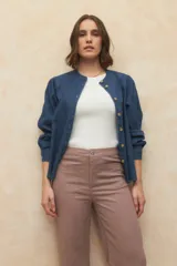 Pantalón de lino color verde, de tiro alto, con bolsillos en el frente y atrás, y corte recto.