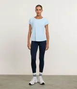 Remera deportiva celeste de microfibra texturizada, con mangas cortas y recortes en los laterales.