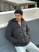 Campera puffer negra con capucha forrada en corderito.