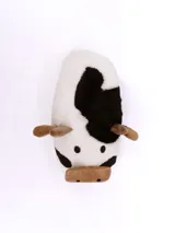 Pantuflas de peluche con diseño de vaca, en colores blanco, negro y marrón.