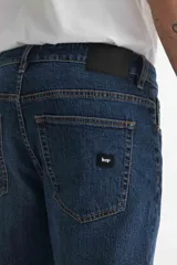 Pantalón de jean azul oscuro, de corte recto y tiro medio.