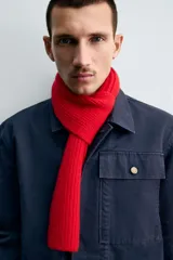 Sobrecamisa de corte regular confeccionada en tejido de algodón con estructura canvas, color negro. Presenta cuello solapa, manga larga con puño abotonado, un bolsillo frontal de plastrón y cierre frontal con botonadura oculta.