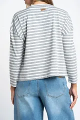 Remera de manga larga, corte al cuerpo, con cuello redondo. Presenta un patrón de rayas horizontales en color marrón óxido y azul marino.