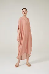 Túnica larga color rosa viejo, de corte holgado y mangas cortas.