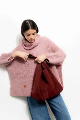 Bolso tote de gamuza color bordó con asa de hombro.