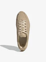 Zapatillas Adidas Ghost Sprint W, color beige, confeccionadas con exterior de gamuza moldeada y suela de caucho de perfil bajo.