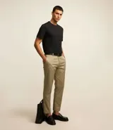 Remera negra de algodón pima, de corte comfort, cuello redondo y manga corta.