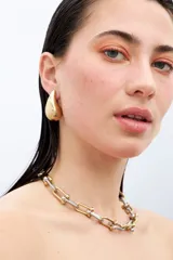 Collar de eslabones grandes plateados y dorados.