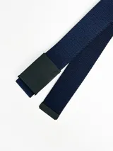Cinturón azul marino de sarga de poliéster con hebilla metálica negra con el logo de la marca.