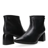 Botas de cuero color blanco, con taco cuadrado y punta fina.