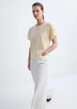 Camiseta Linu de lino en color amarillo claro, con diseño recto, cuello redondo y manga corta.