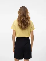 Remera de algodón orgánico negro, de manga corta con vuelta en el dobladillo, cuello redondo y calce regular.