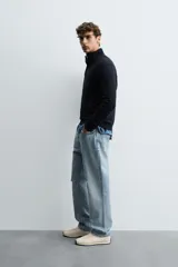 Jersey de punto de lana con ajuste regular, cuello subido y cierre frontal con botonadura. Presenta manga larga y acabados en rib en puños y ruedo.