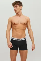 Pack de tres boxers tipo trunk negros con ajuste ceñido y cintura elástica blanca con logo Jack & Jones.