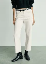 Jeans de tiro medio color blanco, de corte recto y diseño crop con bajo deshilachado, con cinco bolsillos, trabillas para cinturón y cierre frontal con cremallera y botón.