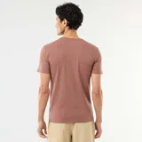 Remera lisa de manga corta y cuello redondo en color marrón claro, de corte slim fit.