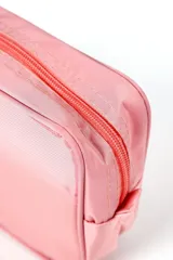 Neceser rectangular de tela color rosa con cierre superior y sección transparente de red en la parte superior.