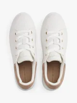 Zapatillas de corte bajo Tommy Hilfiger, confeccionadas en piel napa blanca con paneles de textura contrastante en el talón. Presentan suela gruesa de goma, cierre con cordones y logo metálico en bajo relieve en el lateral.
