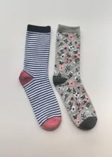 Pack de dos pares de medias de media caña. Un par a rayas horizontales blancas y negras con talón y puntera rosa. Un par gris con estampado de flores rosas y blancas con talón y puntera gris oscuro.
