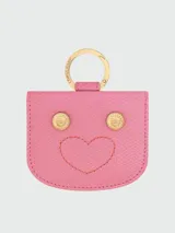 Tarjetero de cuero rosado Longchamp modelo Les Champions Epure, con argolla metálica dorada, dos botones a presión grabados y diseño de corazón bordado en el frente.
