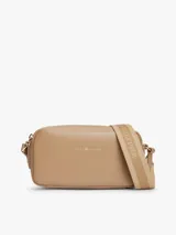 Cartera bandolera de poliuretano color beige, modelo Essential de Tommy Hilfiger, con diseño compacto de líneas redondeadas, cierre de cremallera e inscripción de la marca en bajo relieve en el frente. Cuenta con una correa cruzada ajustable de jacquard tonal.