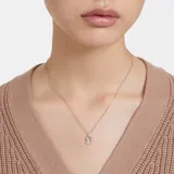 Collar con cadena de eslabones color oro rosa y dije de cisne con incrustaciones de cristales blancos.