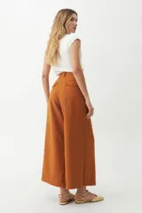 Remera blanca de algodón con frunce drapeado en el frente y mangas cortas.