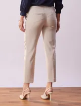 Pantalón de vestir color beige, marca Zac & Rachel, de corte recto y largo al tobillo.