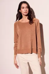 Sweater negro de manga larga con escote redondo y tejido ligero con brillo sutil de lurex.