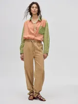 Pantalón de jean color gris oscuro con efecto acid wash, corte relajado y recto, con cintura elástica y cordón ajustable.